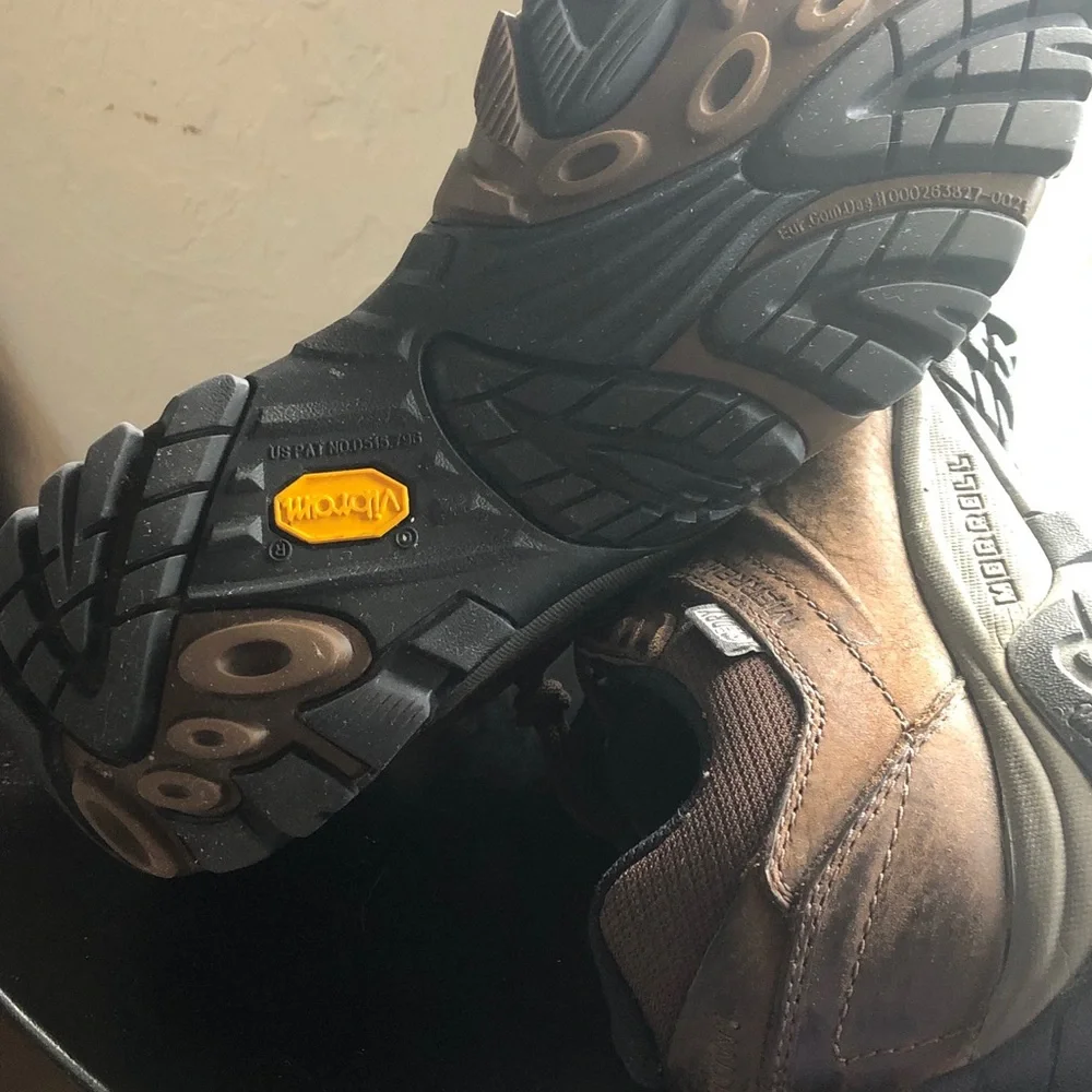Merrell brown water resistant brown leather shoes size 7.5